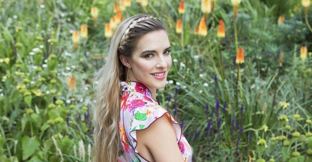 mulher com cabelo loiro e peteado de tiara de trança