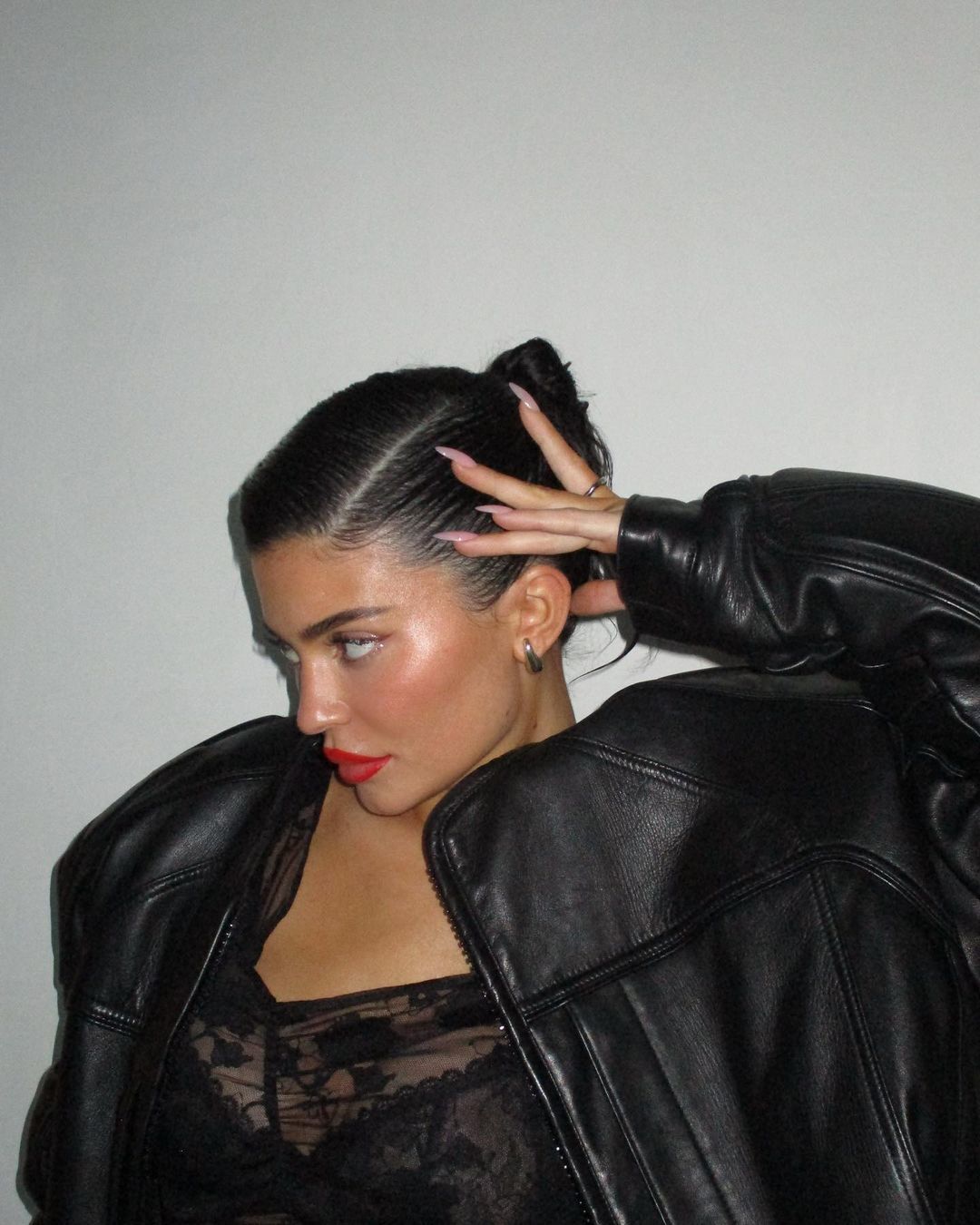 Kylie Jenner com sleek hair