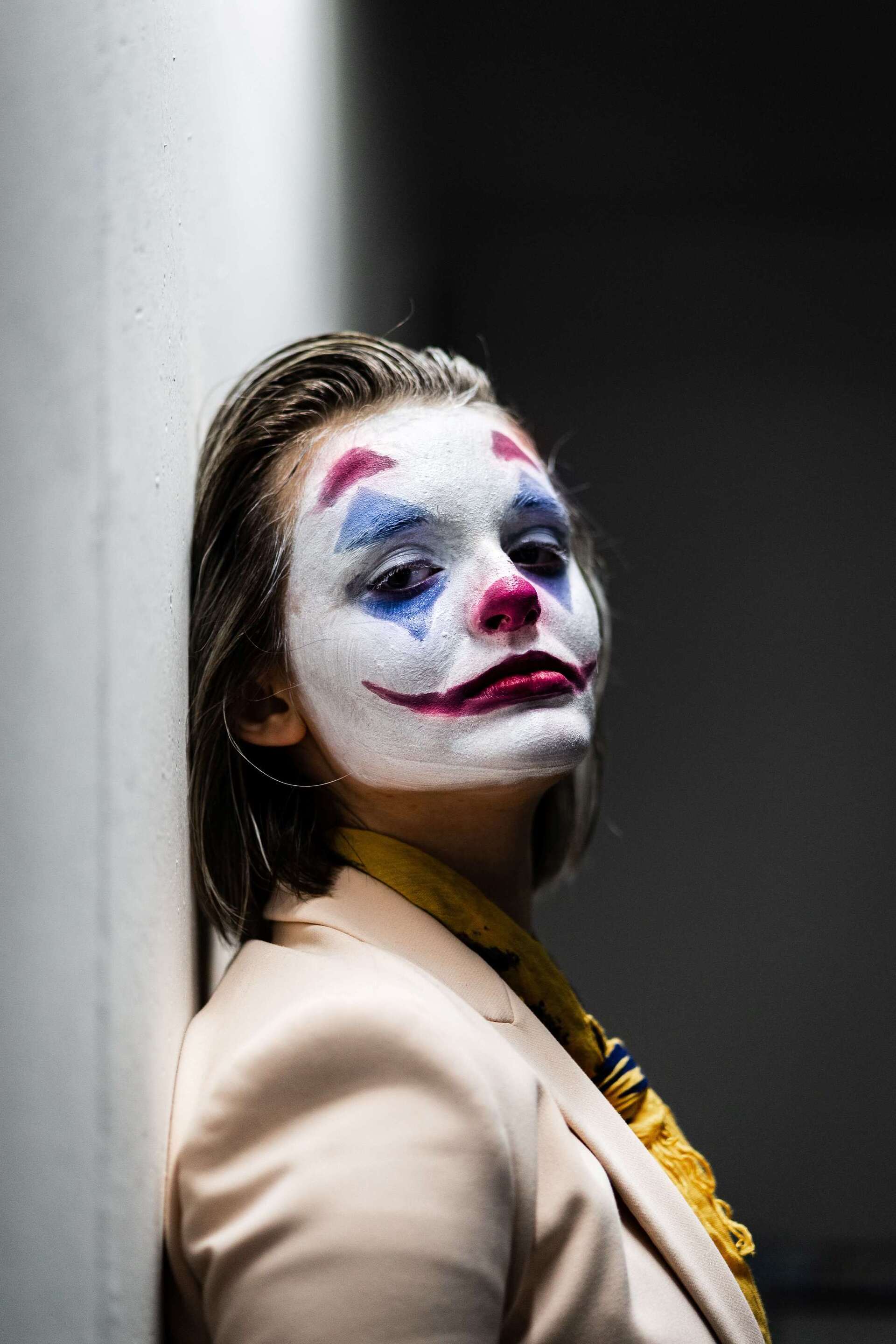 mulher fantasiada de coringa para o Hallowen