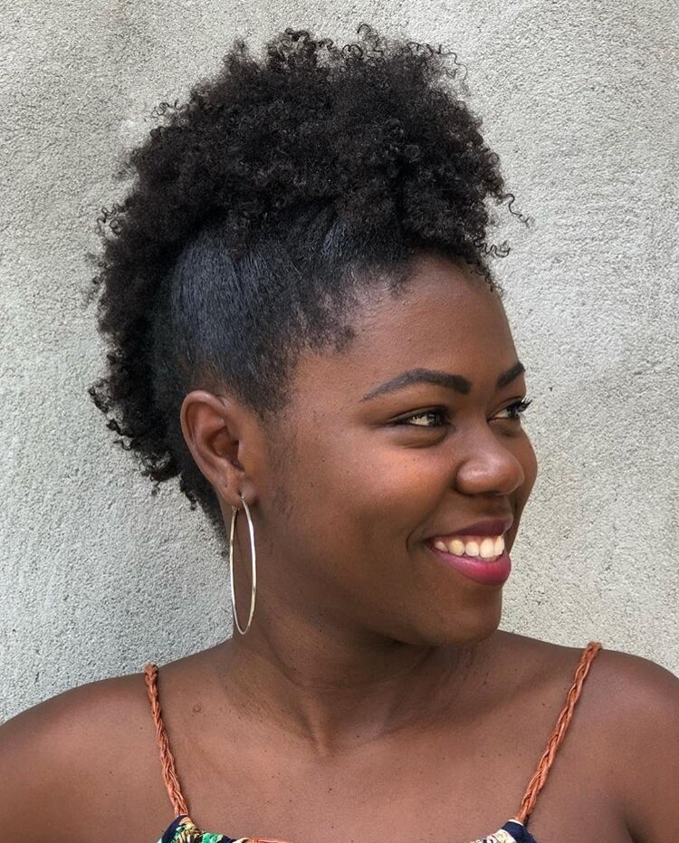 Cabelo crespo afro com moicano e lateral chapada