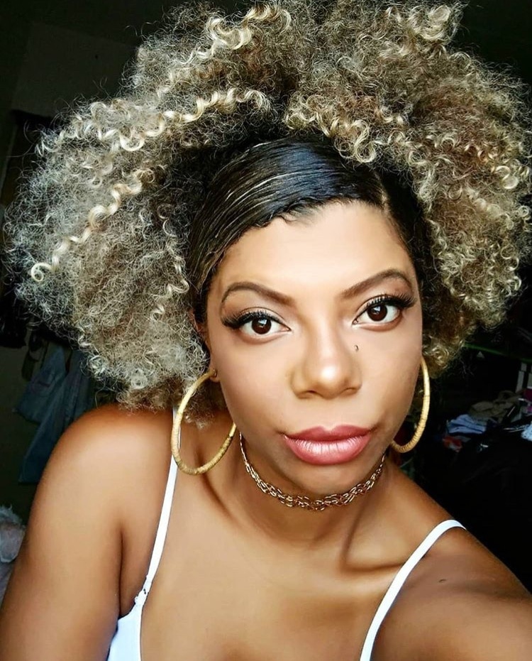 Cabelo crespo preso com lateral lambido