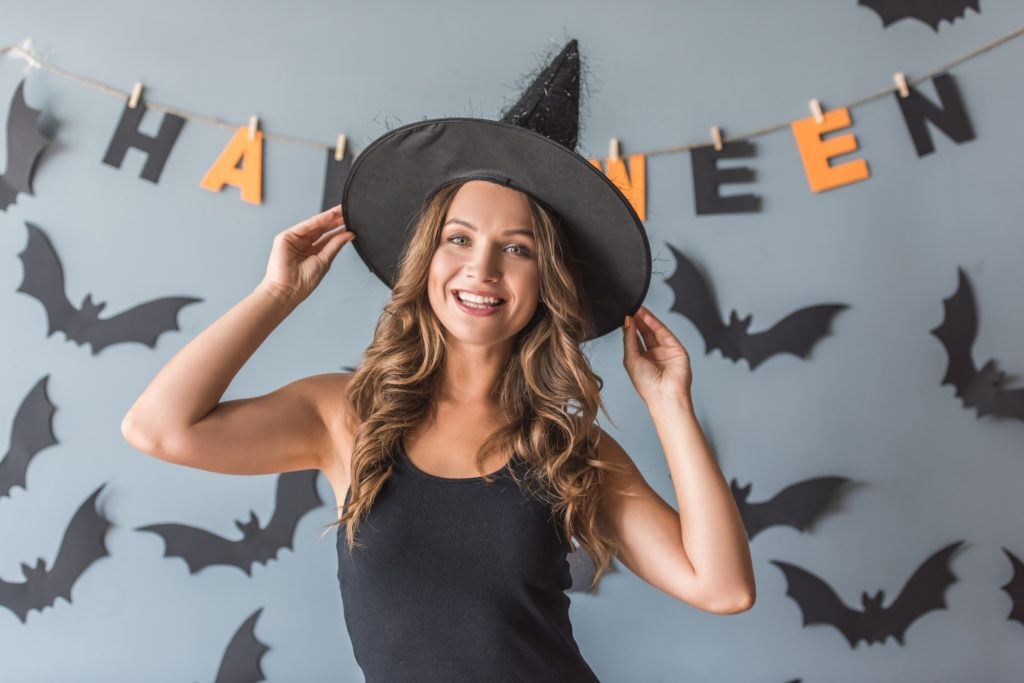 mulher com chapéu de bruxa para o halloween