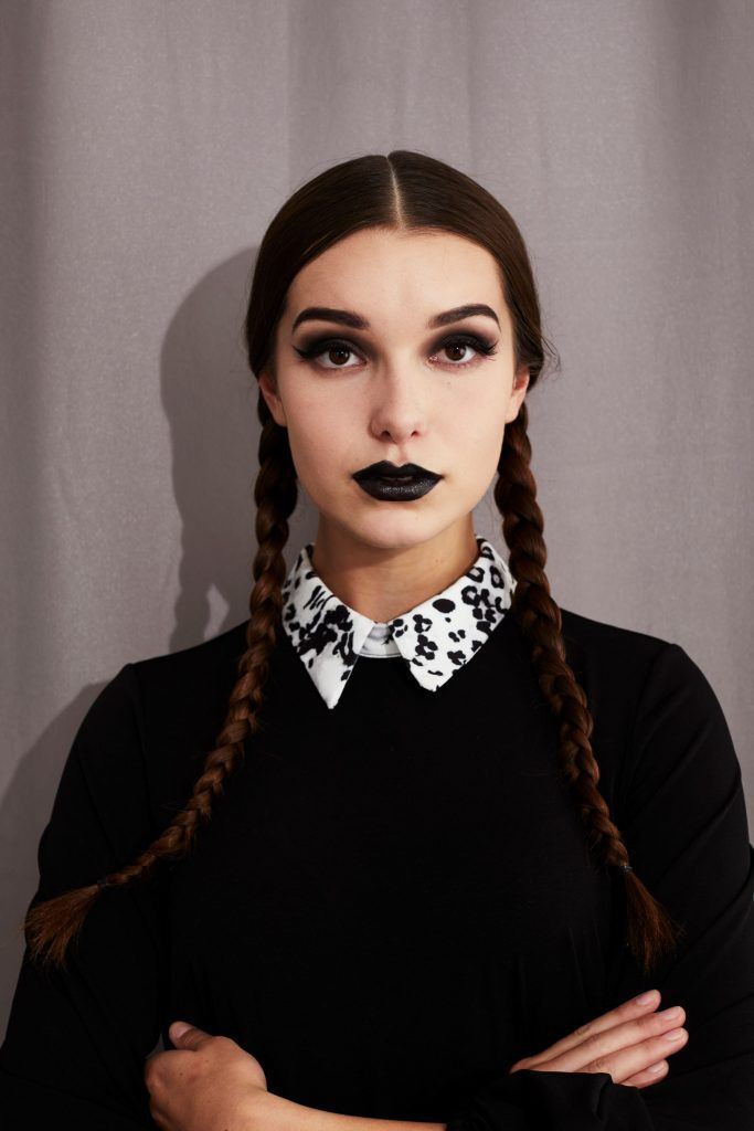Mulher usando penteado de halloween com tranças