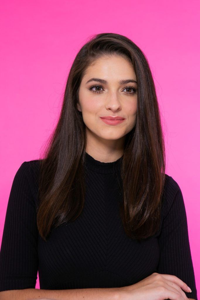 modelo de cabelo preto, liso e longo em fundo rosa