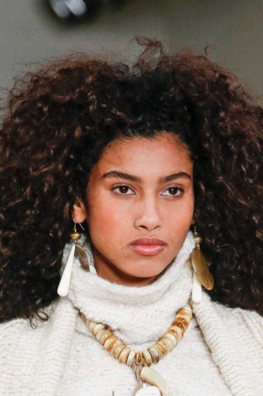 Produtos para definir os cachos: modelo com cabelo cacheado volumoso