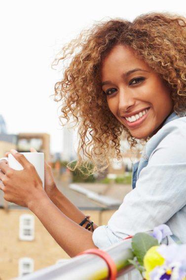 modelo com reflexos no cabelo crespo