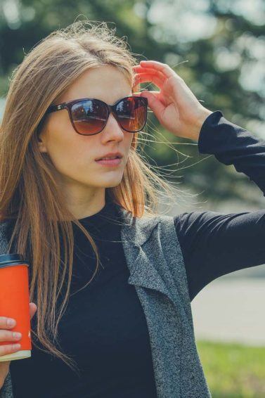 modelo com cabelo liso: resíduos de produtos dos cabelos