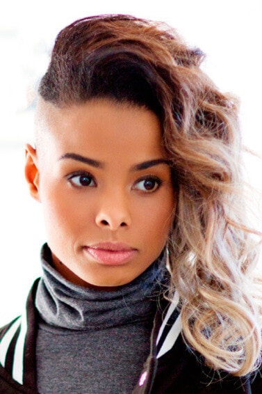 modelo com side hair cut para cabelo cacheado