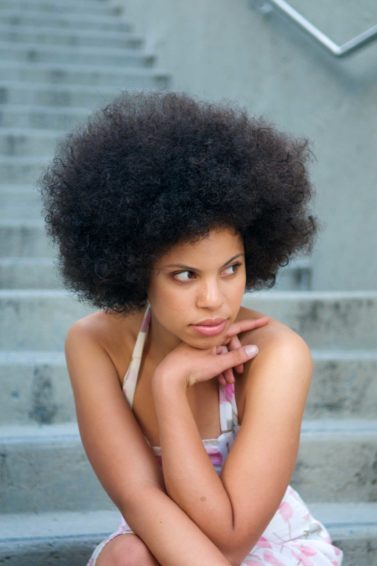 ter o cabelo black power: modelo com black power