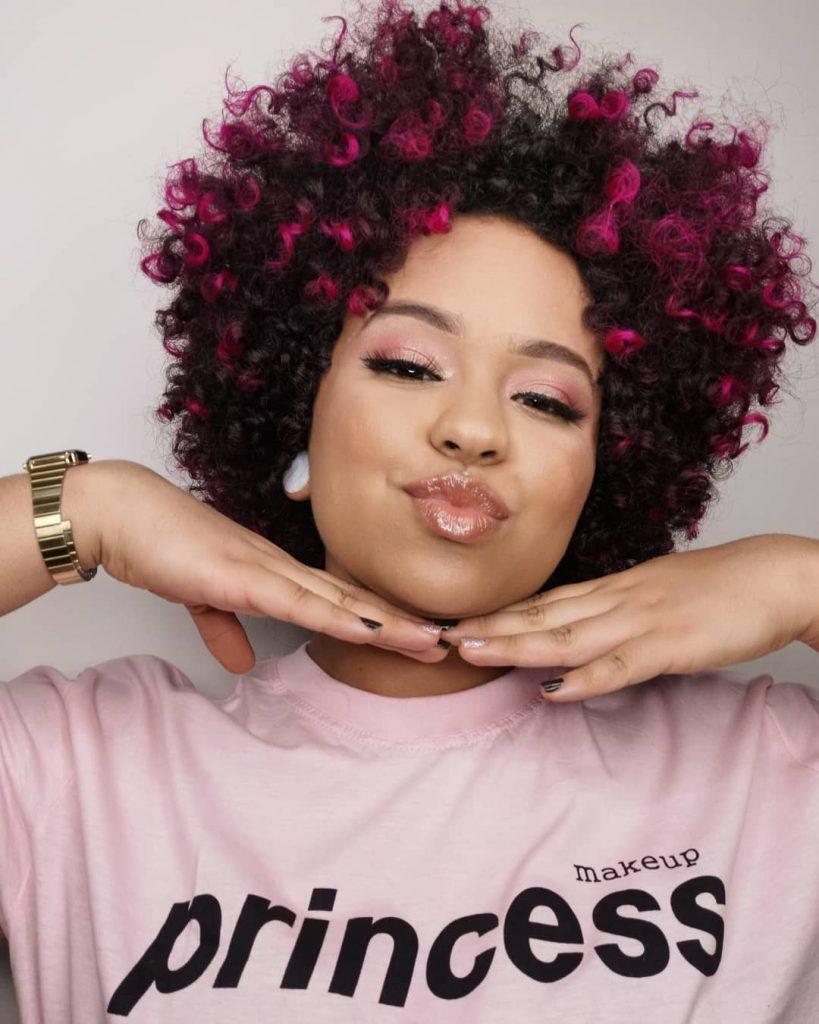 Jessica Pink com cabelo cacheado rosa nas pontas