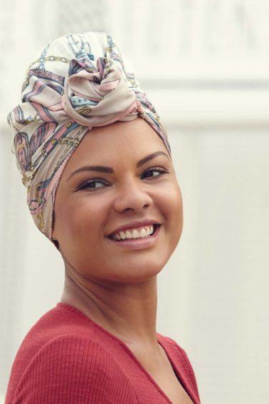Modelo usa lenço dobrado em turbante