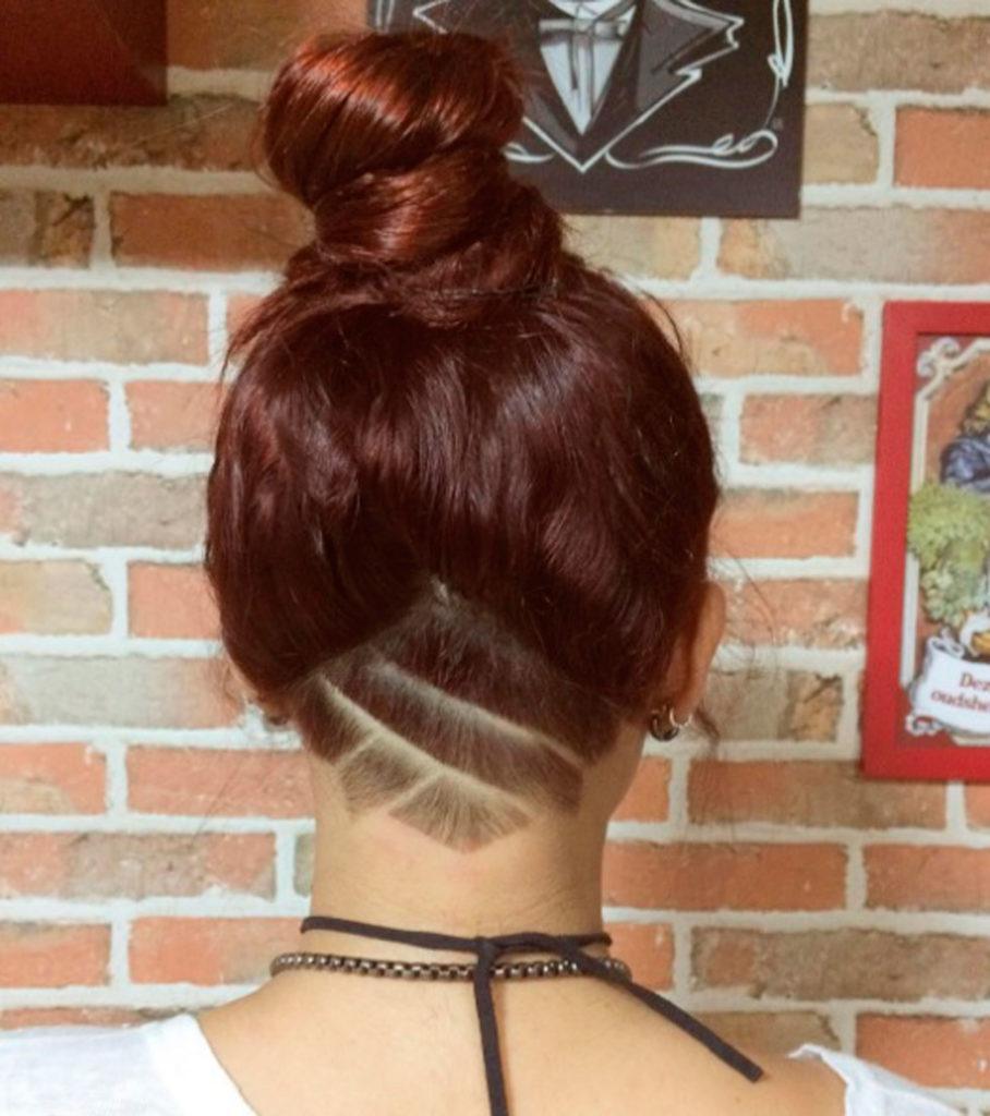 modelo de undercut tattoo com linhas
