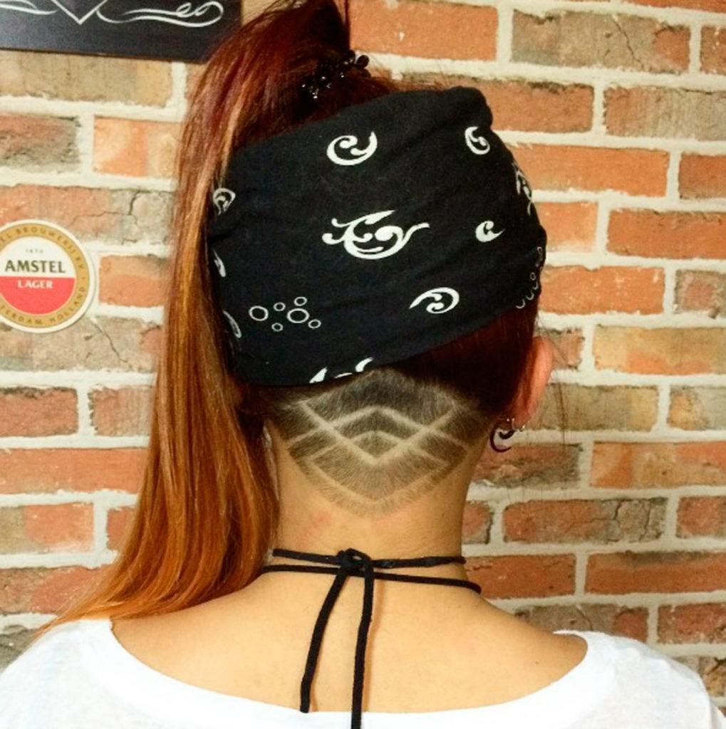 modelo de undercut tattoo com tribal