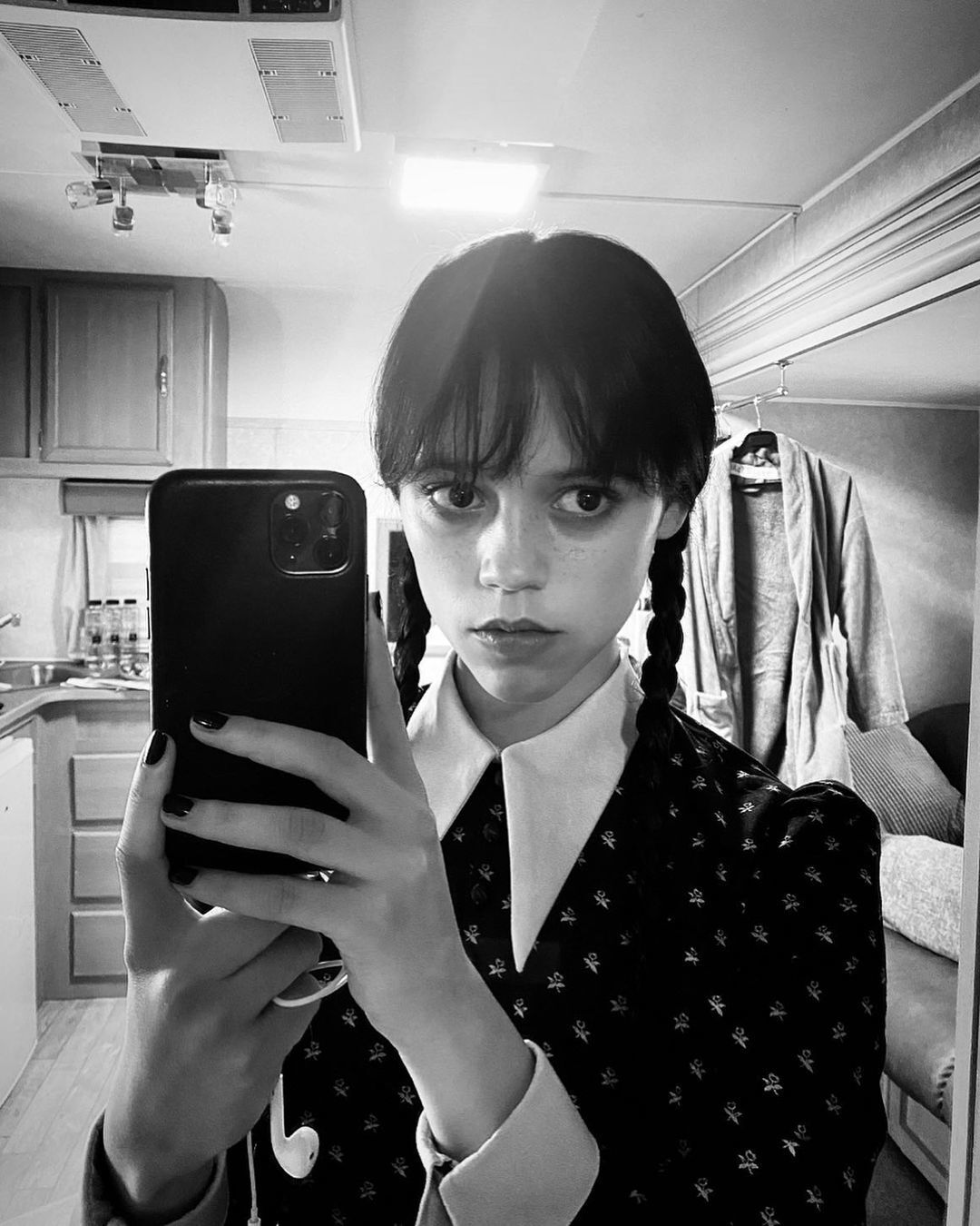 Jenna Ortega caracterizada como Wandinha