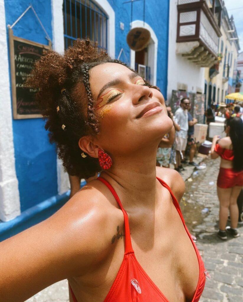Julia Lira de cabelos presos