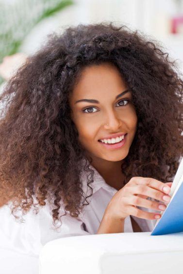 finalizar o cabelo crespo: modelo com cabelo crespo volumoso lendo um livro