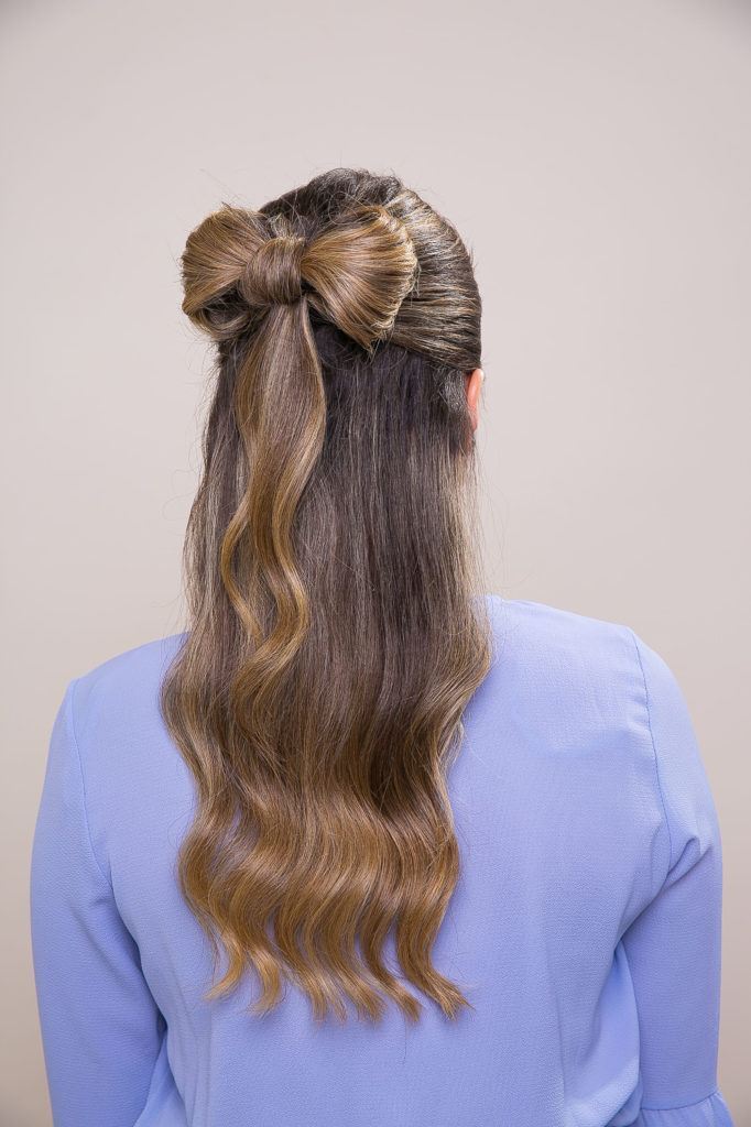 modelo com penteado laço de cabelo