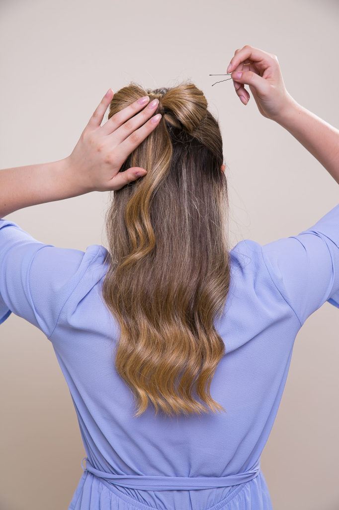 modelo com penteado laço de cabelo