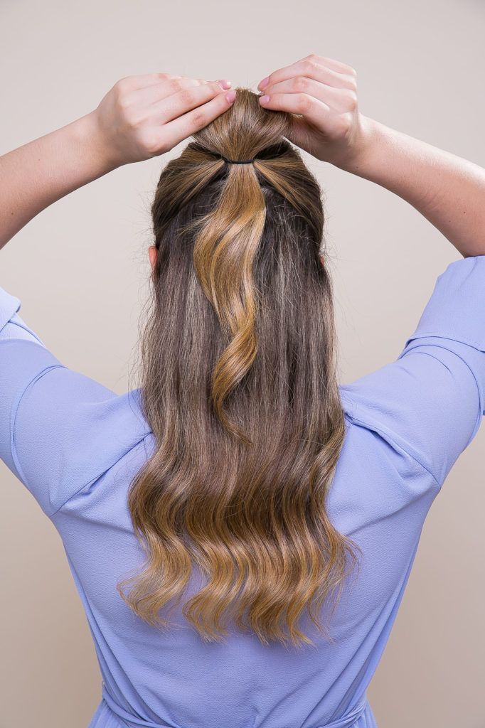 modelo com penteado laço de cabelo