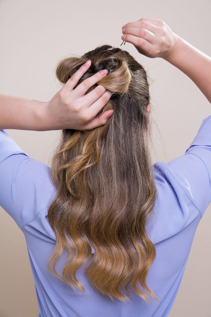 modelo com penteado laço de cabelo