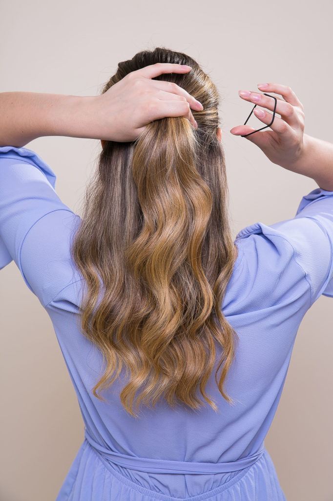 modelo com penteado laço de cabelo
