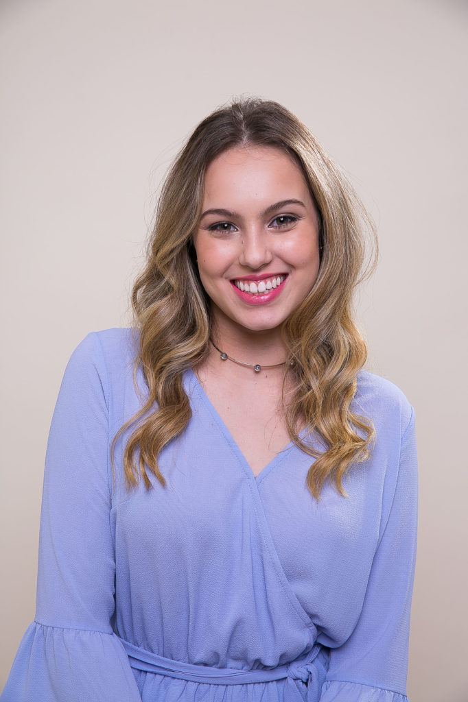 modelo com penteado laço de cabelo