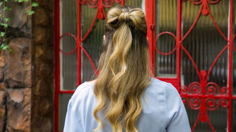 modelo com penteado laço de cabelo