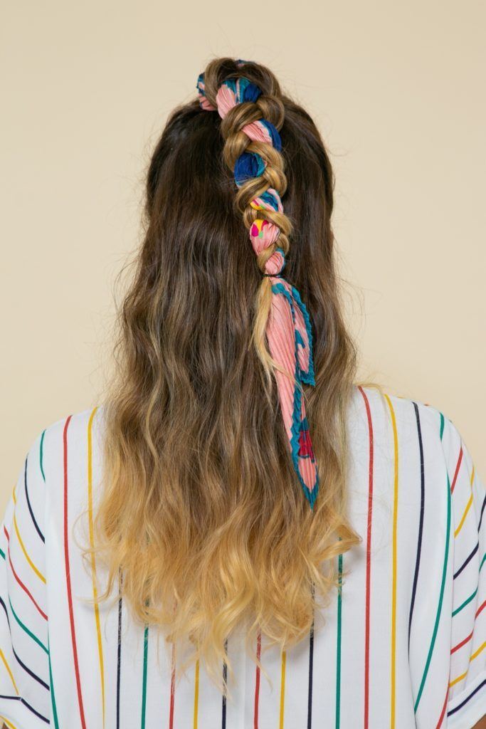 modelo de cabelo ondulado loiro com mechas loiras com um penteado semipreso com lenço