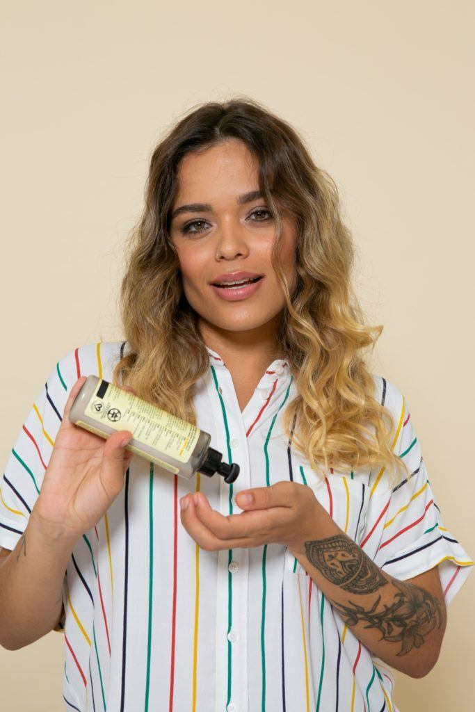 Modelo usa creme para pentear em passo a passo para usar lenço no cabelo