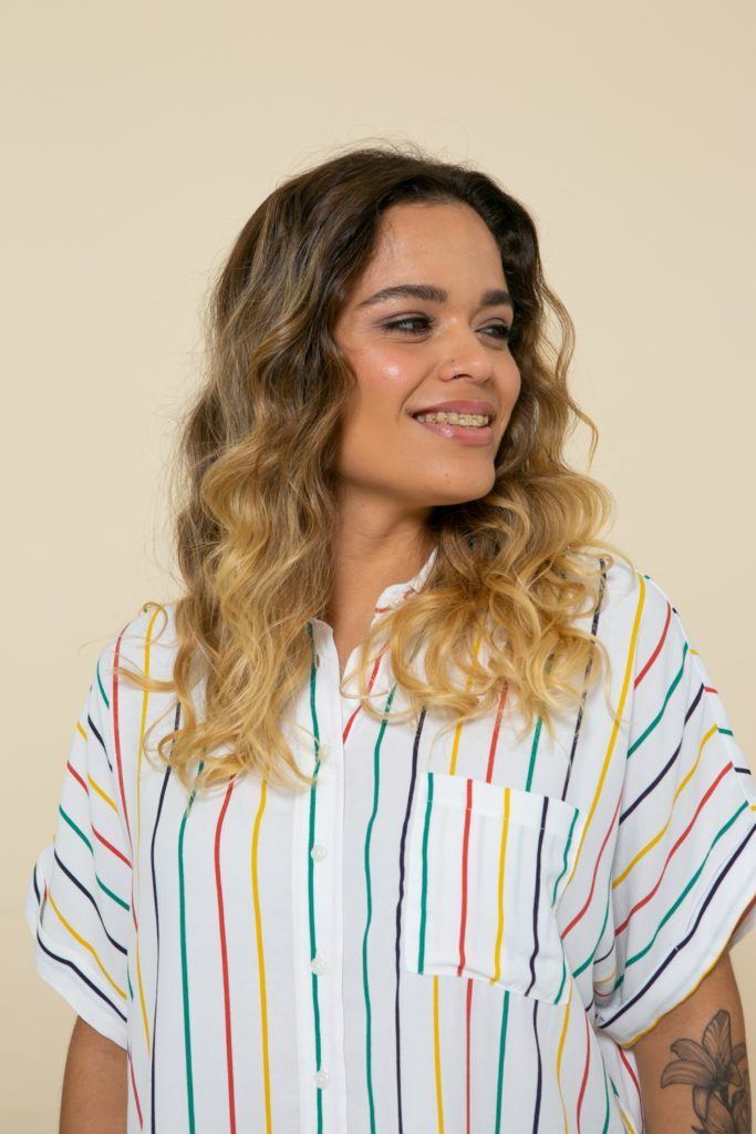 modelo de cabelo ondulado loiro com mechas loiras