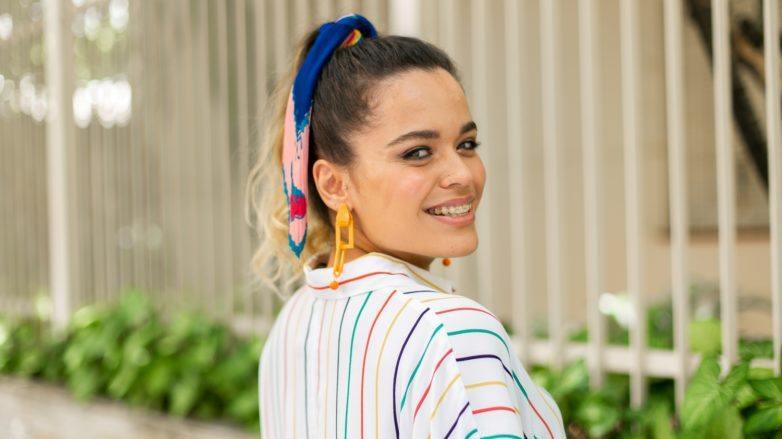 modelo de cabelo ondulado loiro com mechas loiras com penteado preso com lenço