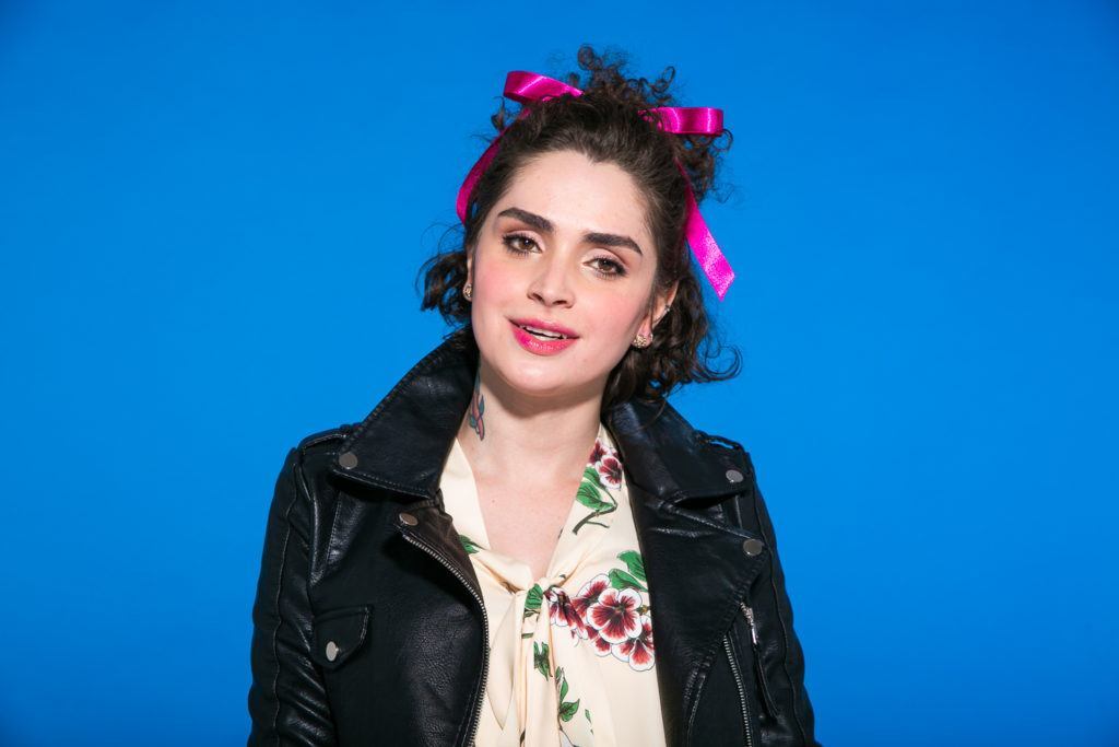 Cabelo cacheado curto semi preso com laço