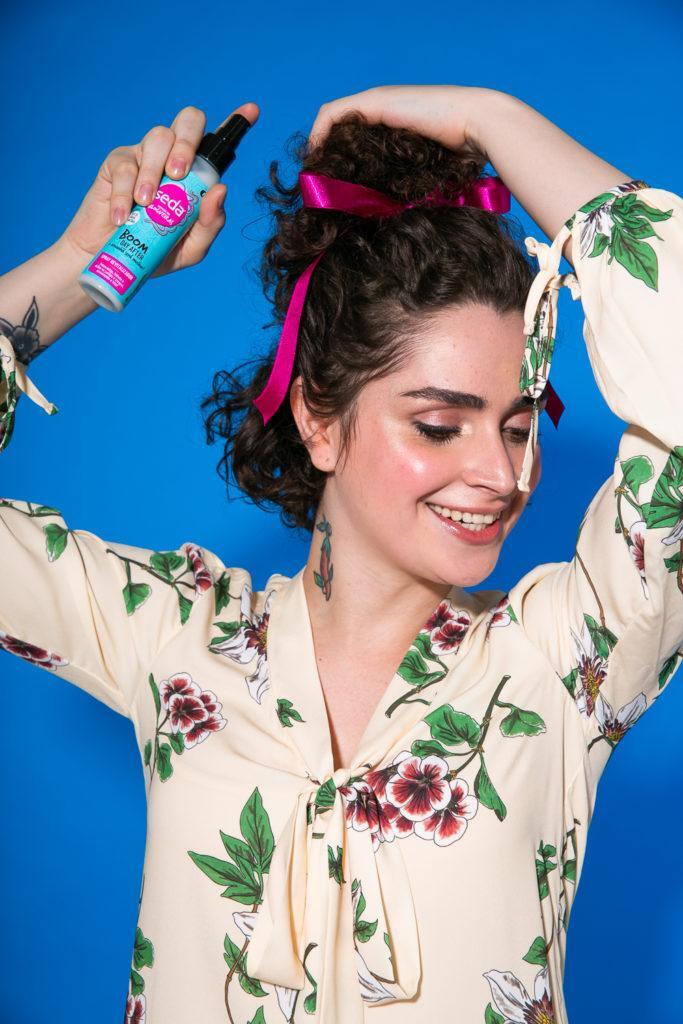 Cabelo cacheado curto semi preso com laço