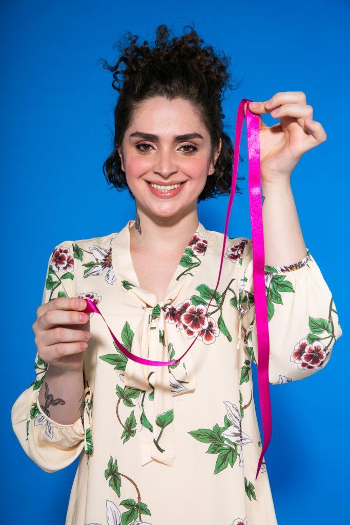 Cabelo cacheado curto sendo amarrado