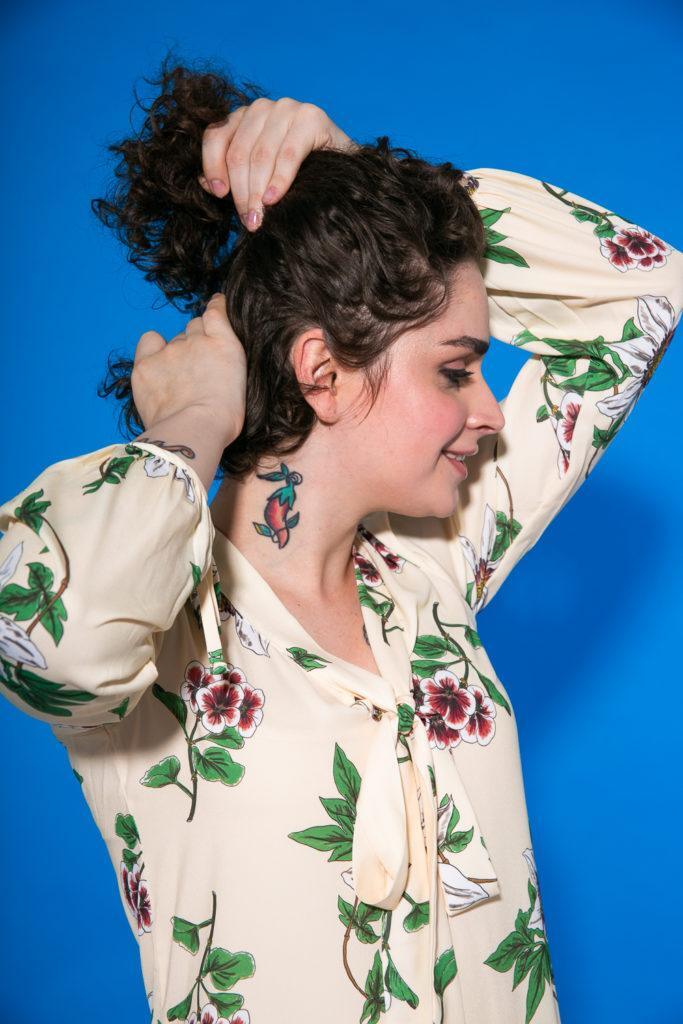 Cabelo cacheado curto sendo dividido