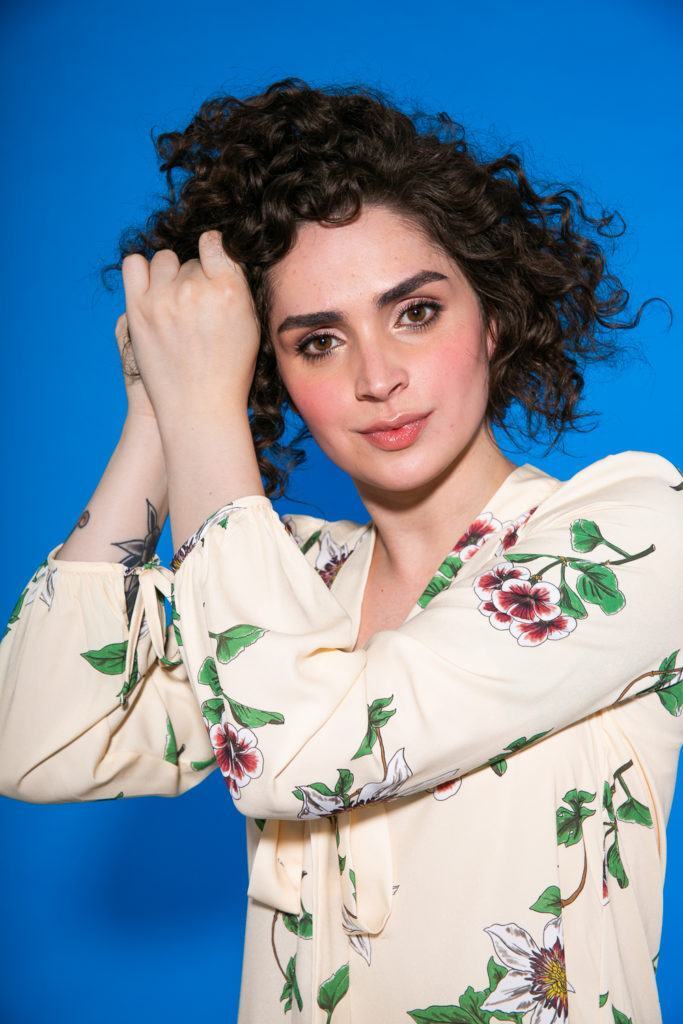 Cabelo cacheado curto semi preso