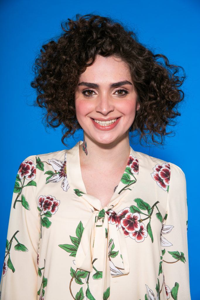 Cabelo cacheado curto solto