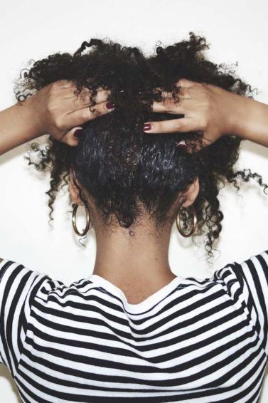 peeling no couro cabeludo e massagem no couro cabeludo