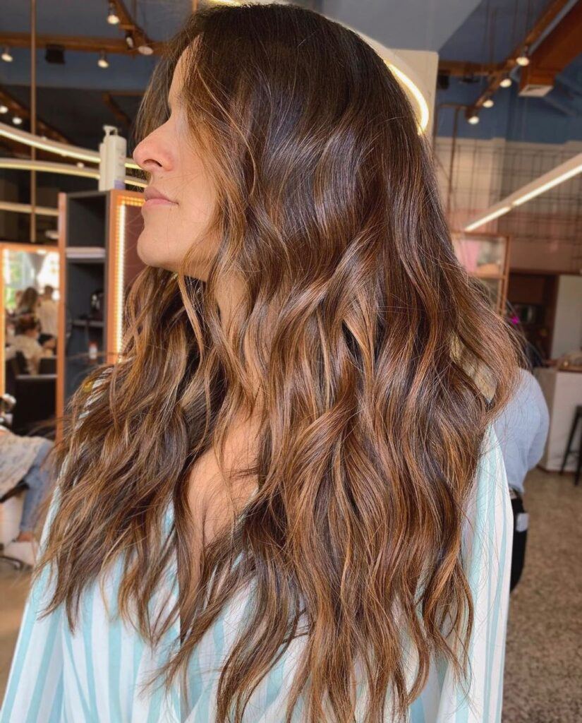 cabelo-longo-morena-iluminada