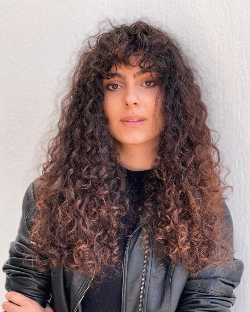 cabelo-cacheado-longo-corte-reto