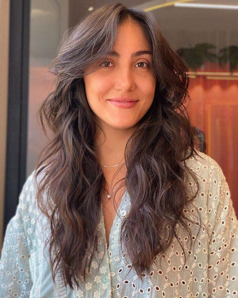 cabelo-longo-ondulado-em-camadas-franja-longa