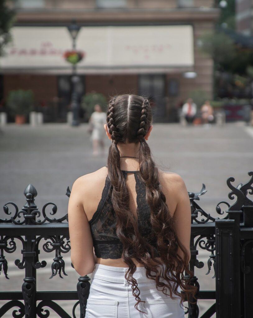 penteados para meninas trança embutida com cabelo solto