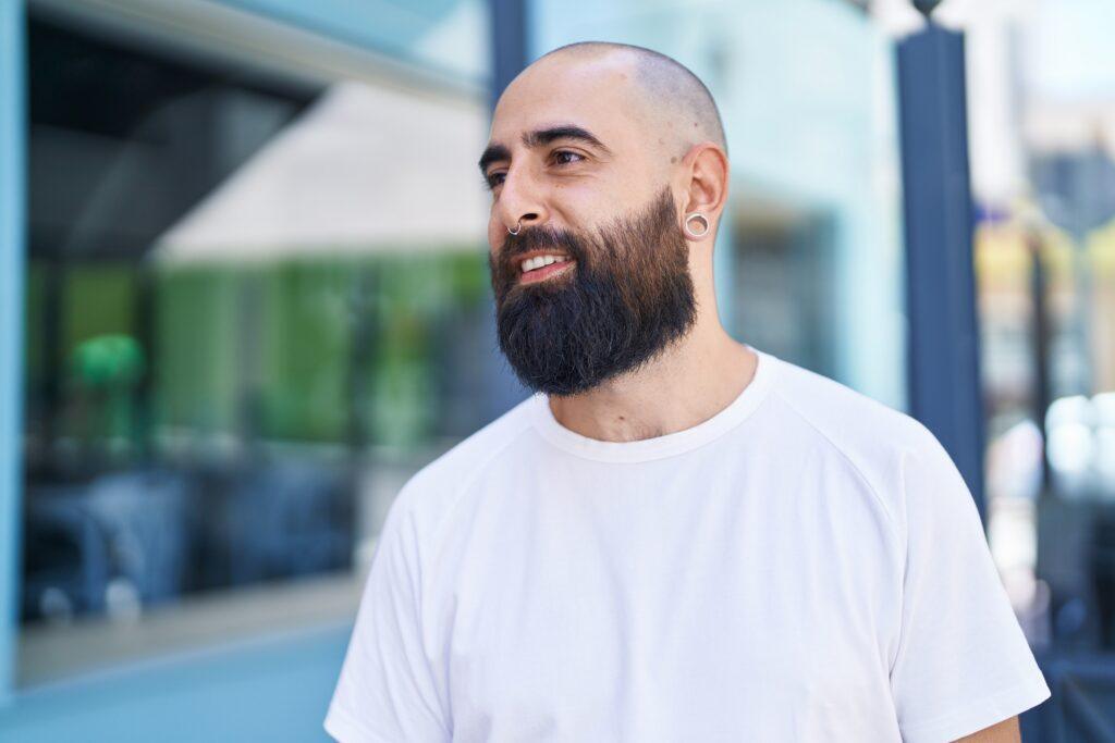 homem-careca-bonito-estiloso