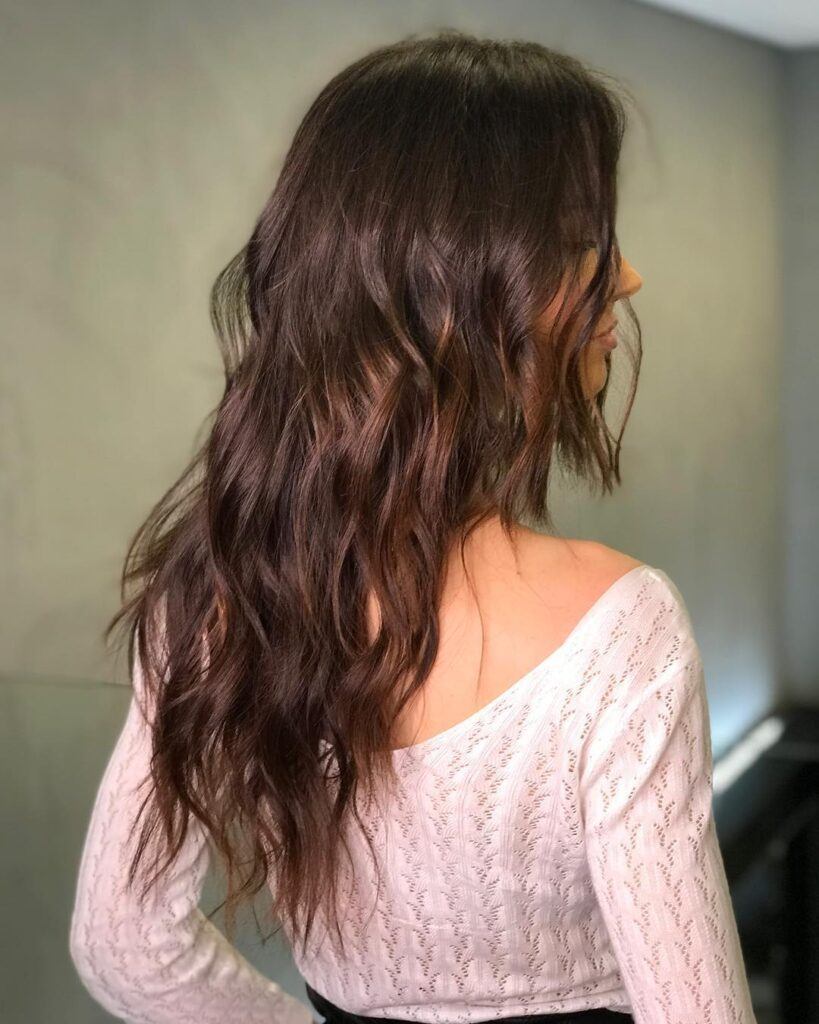 morena-iluminada-café-capuccino-cabelo-longo
