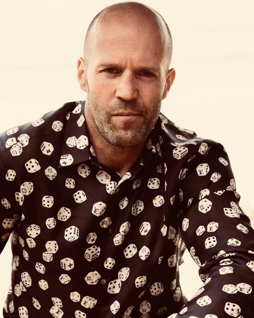 homem careca com barba rala