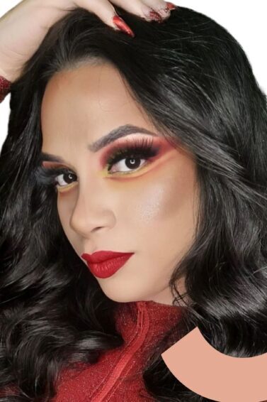 mulher com a mão na cabeça e batom vermelho