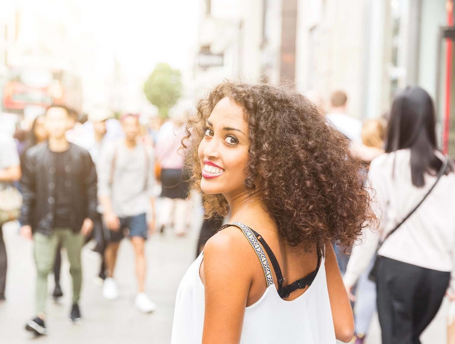 cachear cabelo com gelatina: modelo com cabelo cacheado