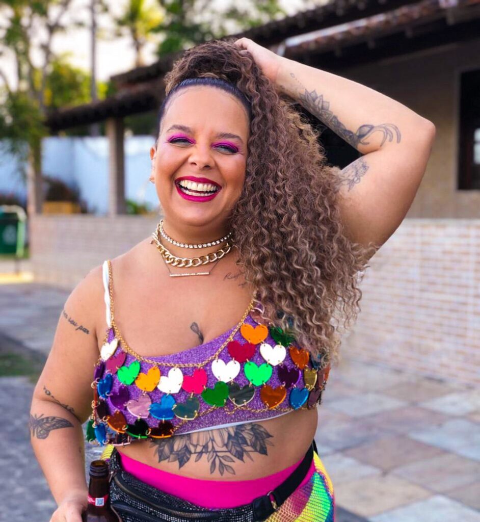 mulher sorrindo posando no carvanal