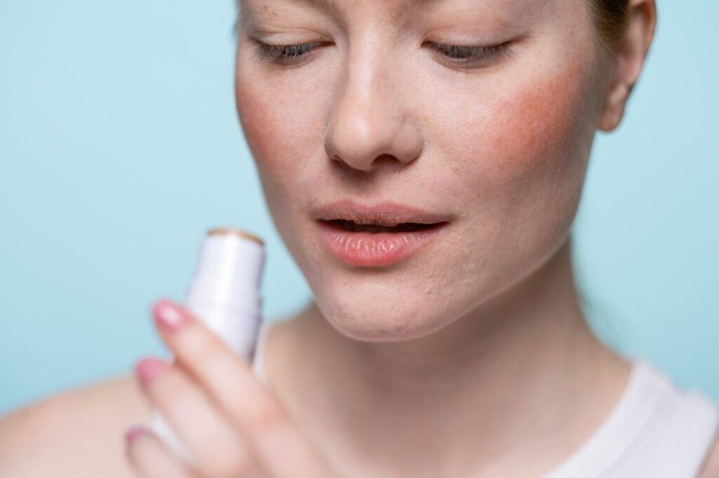Mulher escolhendo batom e blush de acordo com a colorimetria capilar