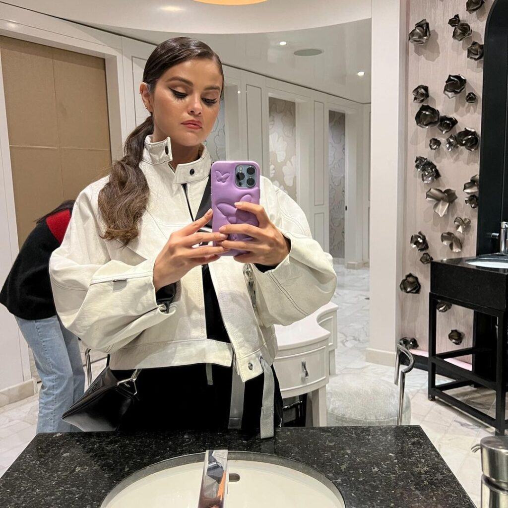 Selena Gomez com penteado cabelo oleoso